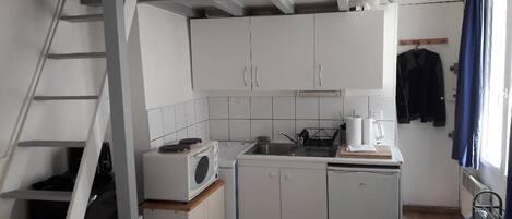 Een koelkast, een microgolfoven, een oven, een broodrooster