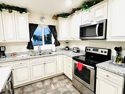 3BR,Apartment,SALE,walktofremont,LVCC,Best,pool,SemaShow,strip,WewereYoung