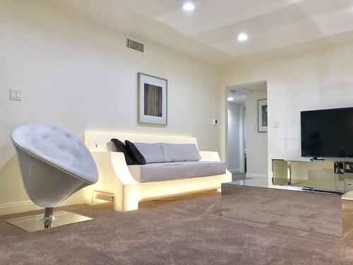 3BR Condo SALE nexttoSTRIP nearLVCC NYE CES sale BOOKmodern stylish WiFi parking