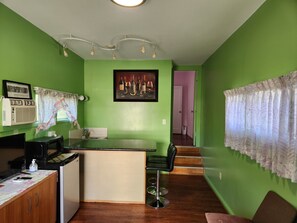 Réfrigérateur, micro-ondes, cafetiÚre/bouilloire, grille-pain