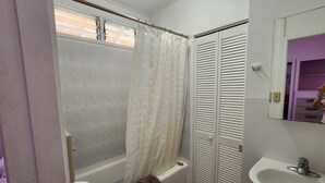Un baño con bañera, inodoro y lavamanos.