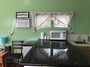 Réfrigérateur, micro-ondes, cafetiÚre/bouilloire, grille-pain