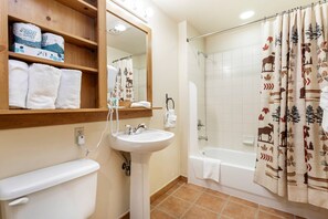 Combined shower/tub, free toiletries, hair dryer, towels