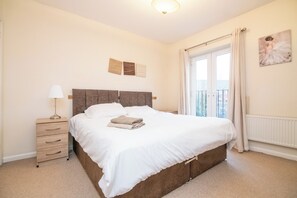 6 bedrooms, in-room safe, desk, iron/ironing board - 6 bed house with free secure parking & 3 bathrooms (Wolverhampton)