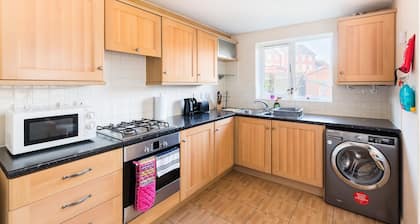 6 bed house with free secure parking & 3 bathrooms