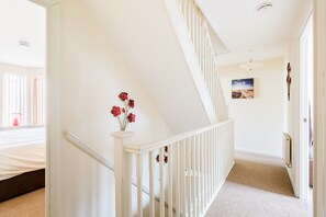 Interior - 6 bed house with free secure parking & 3 bathrooms (Wolverhampton)