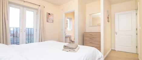 6 bedrooms, in-room safe, desk, iron/ironing board