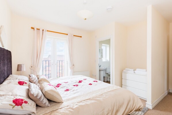6 bedrooms, in-room safe, desk, iron/ironing board - 6 bed house with free secure parking & 3 bathrooms (Wolverhampton)