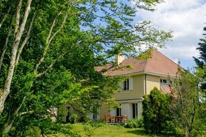 Exterior - Large, comfortable house with games room, wooded park, brazier, pétanque. (Villotte-sur-Aire)