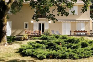 Outdoor dining - Large, comfortable house with games room, wooded park, brazier, pétanque. (Villotte-sur-Aire)