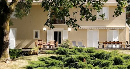 Large, comfortable house with games room, wooded park, brazier, pétanque.