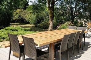 Outdoor dining - Large, comfortable house with games room, wooded park, brazier, pétanque. (Villotte-sur-Aire)