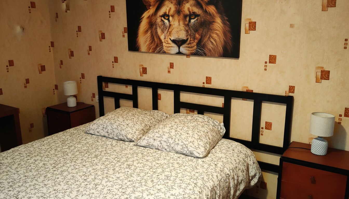 Una camera da letto con un letto, due comodini, una lampada su ciascuno e un quadro grande appeso al muro.