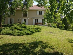 Exterior - Large, comfortable house with games room, wooded park, brazier, pétanque. (Villotte-sur-Aire)