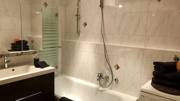Badewanne, Haartrockner, Hausschuhe, Handtücher