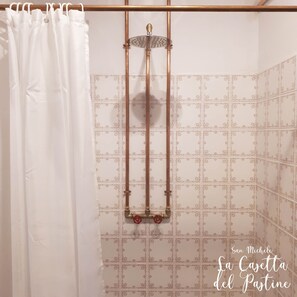 Regadera, secadora de cabello, bidet, toallas 