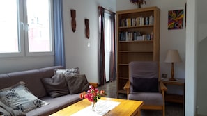 Tv, böcker, ett musikbibliotek och en stereo