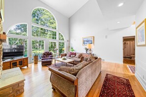 تلفزيون ذكي، مدفأة، مشغل دي في دي، كرة قدم الطاولة