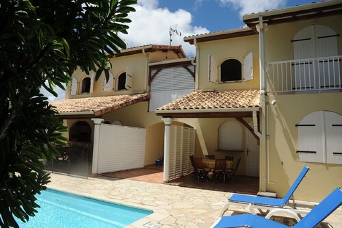 Logement avec  piscine dans jolie résidence de 3 logements. 1,2 km de la plage.
