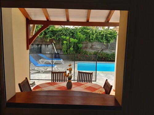 Logement avec  piscine dans jolie résidence de 3 logements. 1,2 km de la plage.