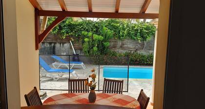 Logement avec piscine dans jolie résidence de 3 logements. 1,2 km de la plage.