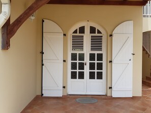 Exterior detail - Accommodation with swimming pool in attractive 3-unit residence. 1.2 km from the beach. (SAINTE ANNE)