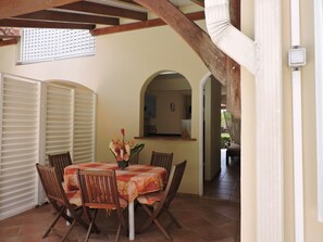 Outdoor dining - Accommodation with swimming pool in attractive 3-unit residence. 1.2 km from the beach. (SAINTE ANNE)