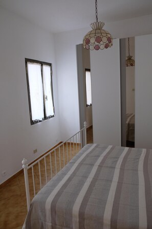 3 bedrooms, iron/ironing board, Internet, bed sheets