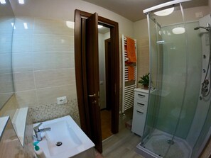 Douche, sèche-cheveux, bidet, serviettes fournies
