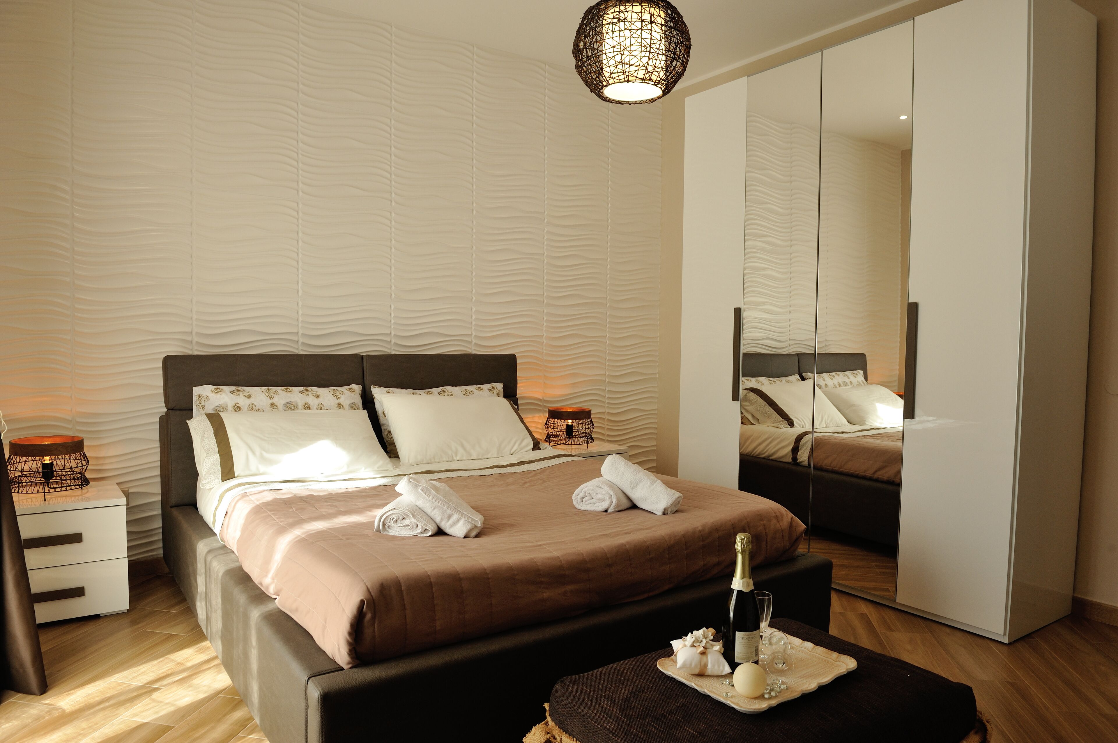 2 camere, una scrivania, ferro/asse da stiro, culla da viaggio