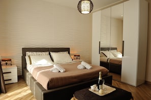 2 soverom, skrivebord, strykejern/-brett og reiseseng for barn