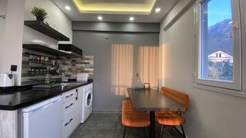 Réfrigérateur, plaque de cuisson, cafetière/bouilloire