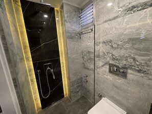 Dusche, Haartrockner, Handtücher, Toilettenpapier
