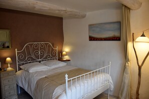 1 bedroom, iron/ironing board, WiFi, bed sheets - Charming cottage 3 * in the heart of Luberon (Bonnieux)
