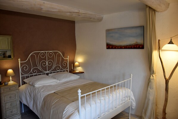 1 habitación, tabla de planchar con plancha, wifi y ropa de cama 