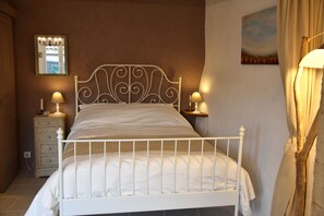 1 slaapkamer, een strijkplank/strijkijzer, wifi, beddengoed