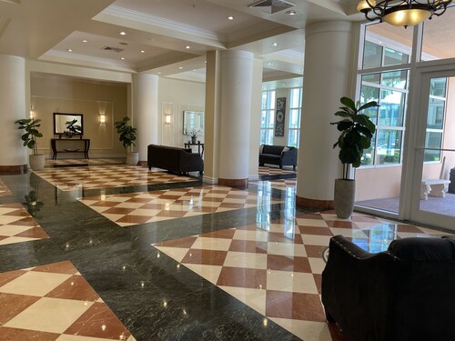 Luxury Condo Across from the Beach. STR-00342