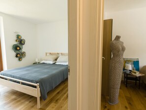 2 bedrooms, travel cot, free WiFi, bed sheets