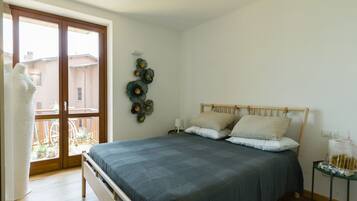 2 bedrooms, travel crib, free WiFi, bed sheets