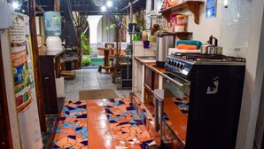Fridge, microwave, oven, stovetop - Santa Cruz Backpackers (Baños de Agua Santa)