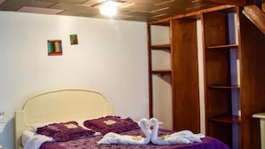 Family Room | Bed sheets - Santa Cruz Backpackers (Baños de Agua Santa)