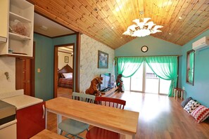 Room (Jade) | Living area
