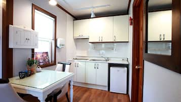 Habitación (Diamond) | Cocina privada | Refrigerador, parrilla de estufa, arrocera y utensilios de cocina