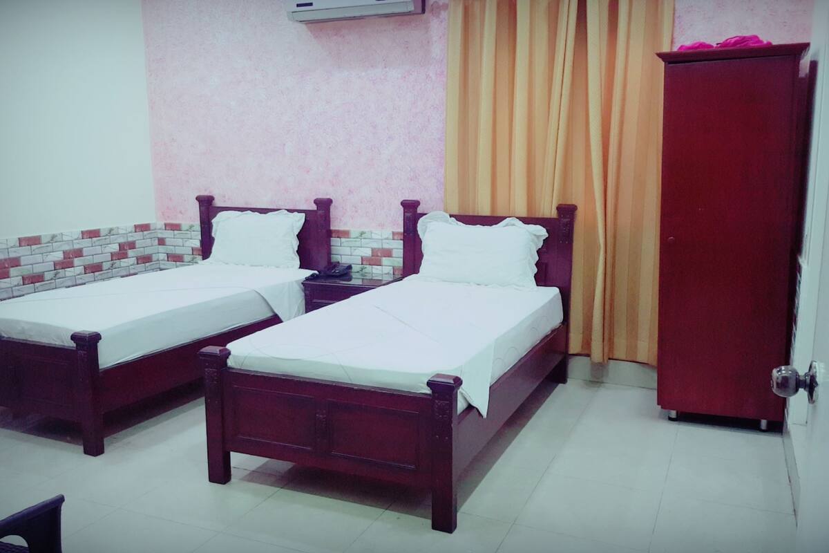 Single Room | Desk, blackout drapes, soundproofing, WiFi (free)