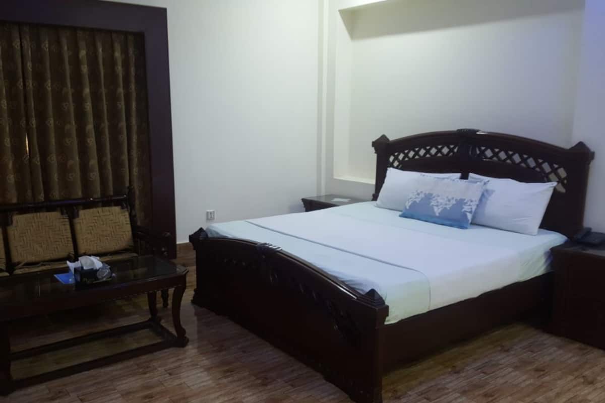 Double Room | Individually furnished, desk, blackout drapes, soundproofing