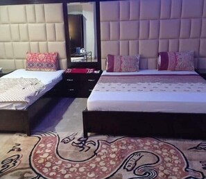 Individually furnished, desk, blackout drapes, soundproofing - Rehaish Inn (Karachi)