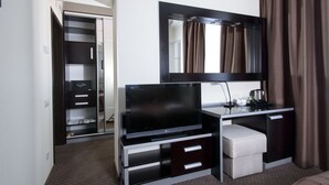 Comfort Double Room | In-room safe, soundproofing, rollaway beds (surcharge), WiFi (free) - Hotel Vikey (Sofiivska Borschahivka)