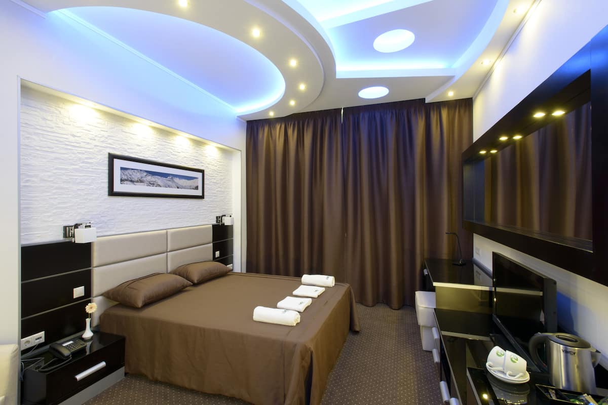 Classic Double Room | In-room safe, soundproofing, rollaway beds (surcharge), WiFi (free)