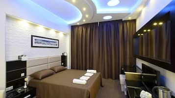 Classic Double Room | In-room safe, soundproofing, rollaway beds, free WiFi