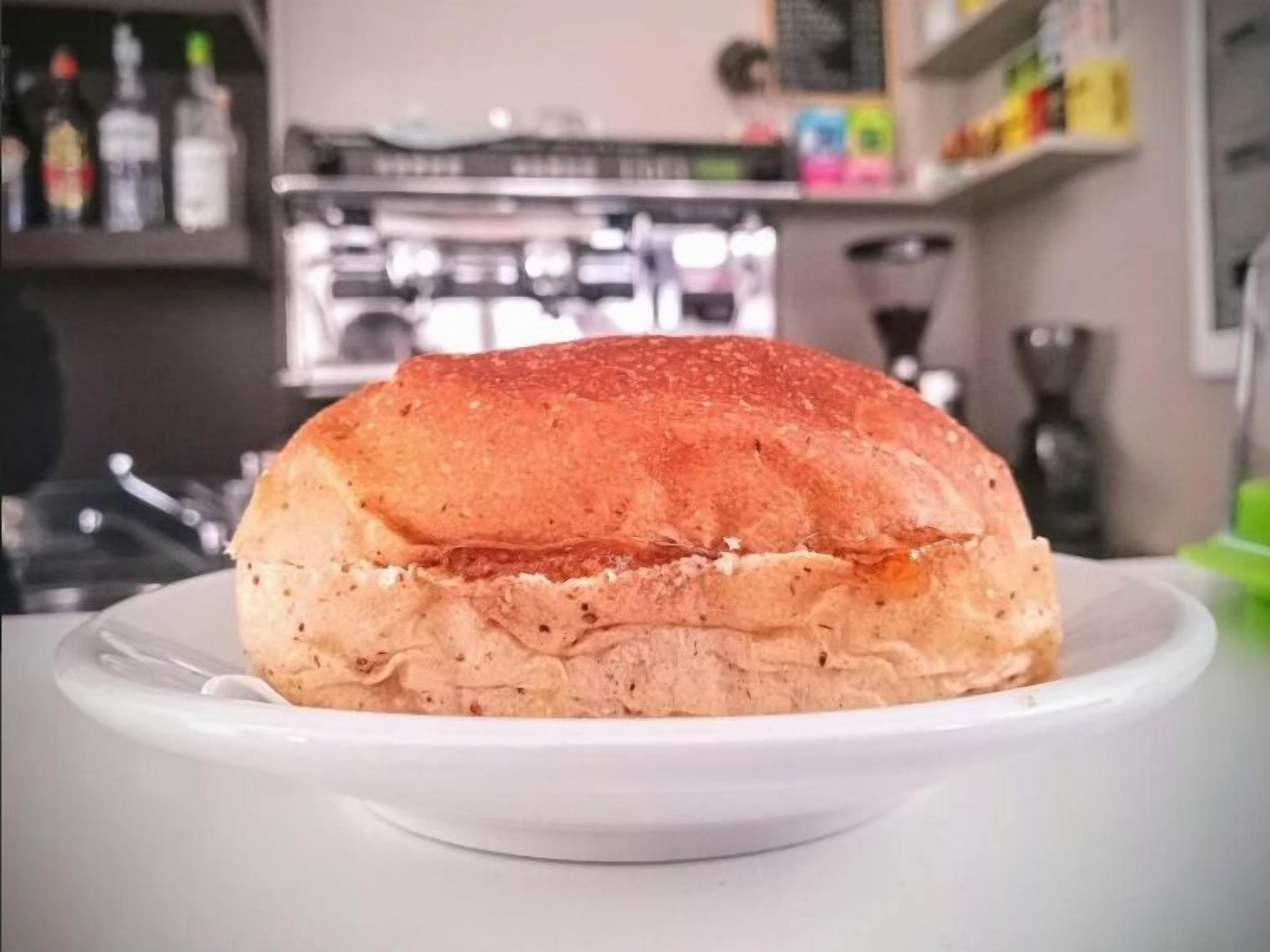 Een brood op een wit bord.